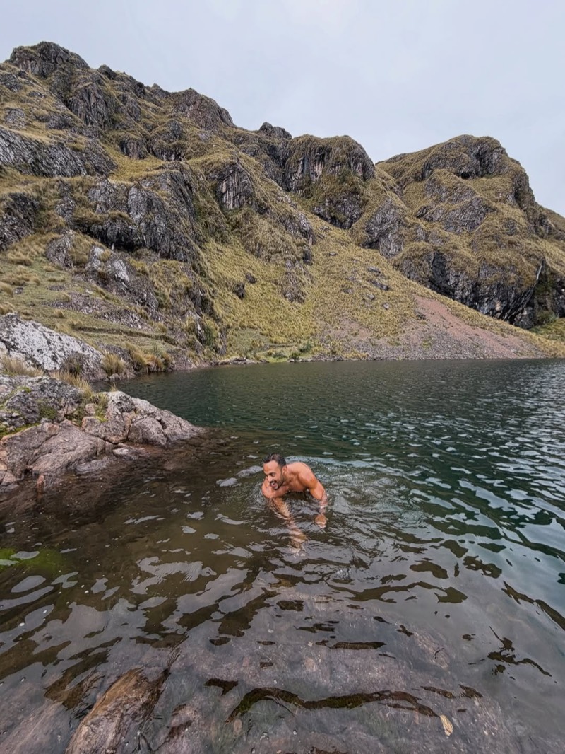Manuel en Laguna Puma Cocha 4600m